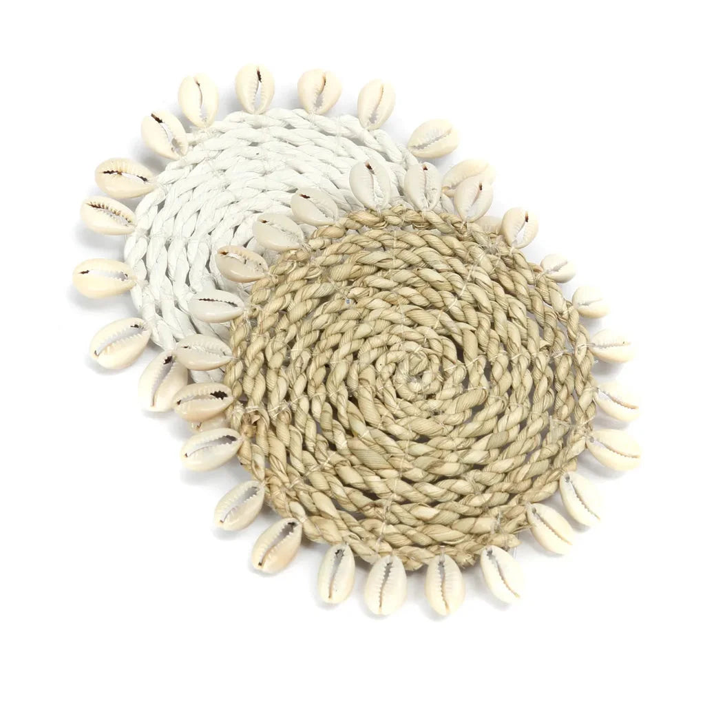 Deux sous-verres ronds tissés avec des cauris.