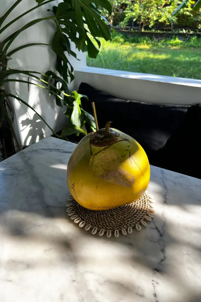 Verre de noix de coco jaune dans Le dessous de verre en coquillage d herbe marine Naturel
