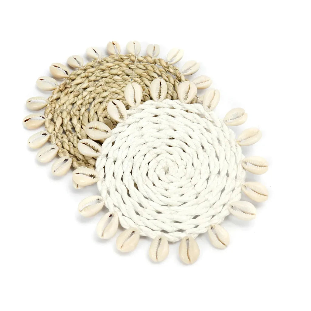 Dessous de verre en coquillage et jonc de mer avec deux ronds tissés couronnés de coquilles