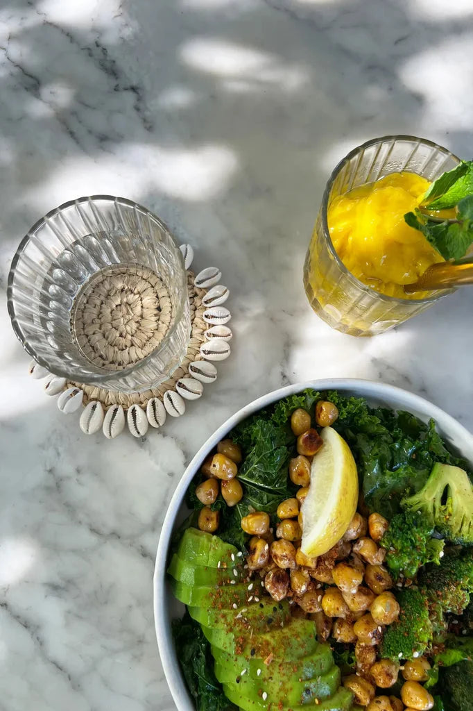 Salade saine dans un dessous de verre en coquillage et jonc de mer Naturel