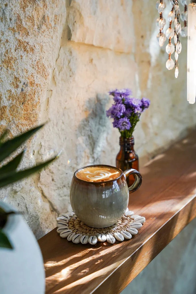 Latte dans une tasse en céramique.