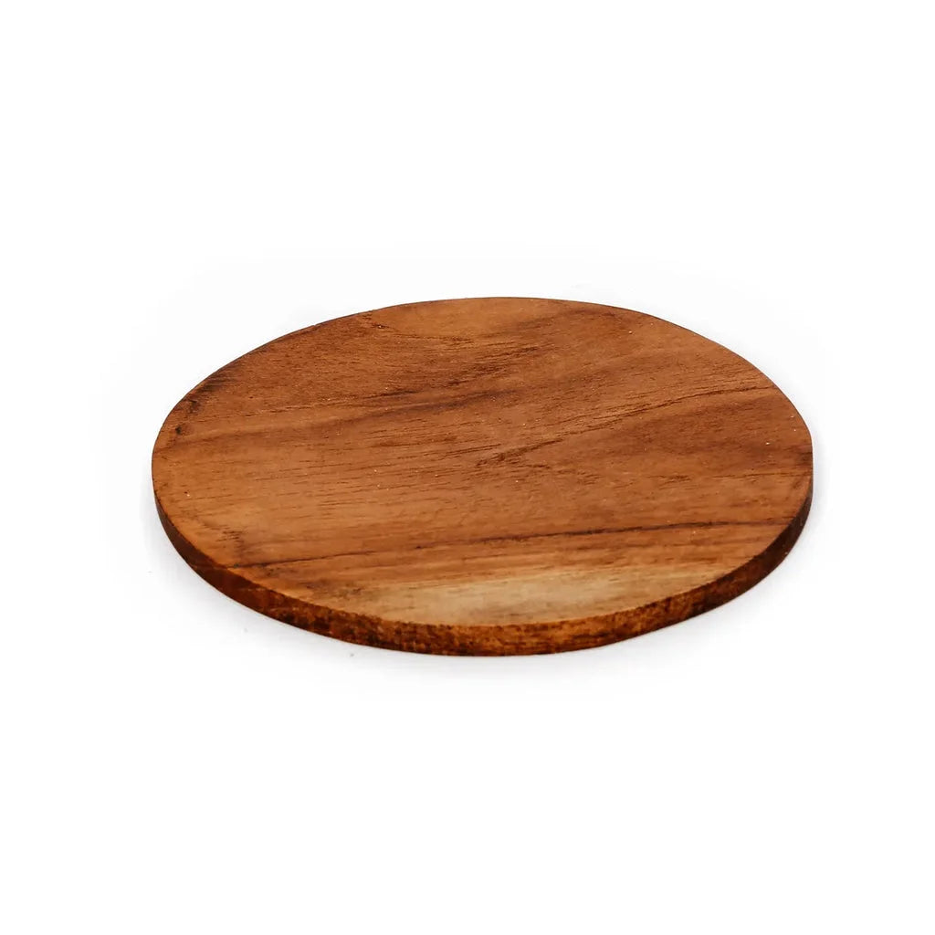 Planche à découper ronde en bois.