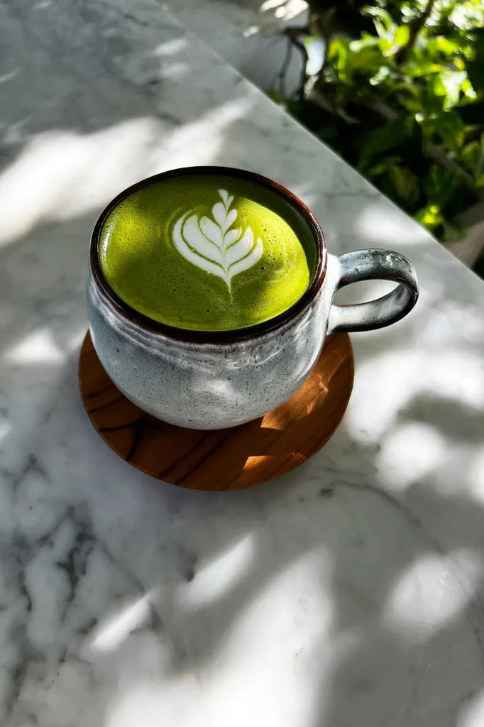 Latte vert au matcha avec art du latte.