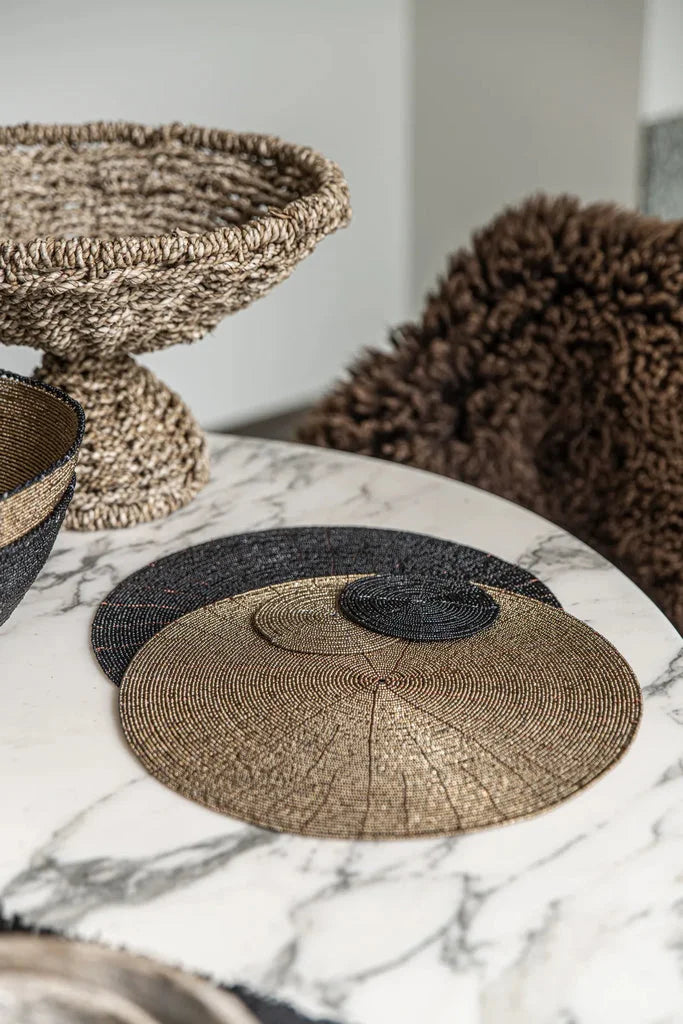 Dessous de verre perlé noir rond avec des perles pour une table élégante