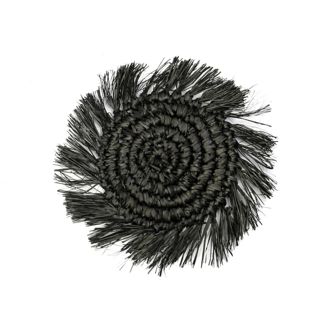 Dessous de verre en raphia noir circulaire avec franges, artisanal et élégant