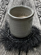 Pots en céramique gris pour le dessous de verre en raphia à franges noir