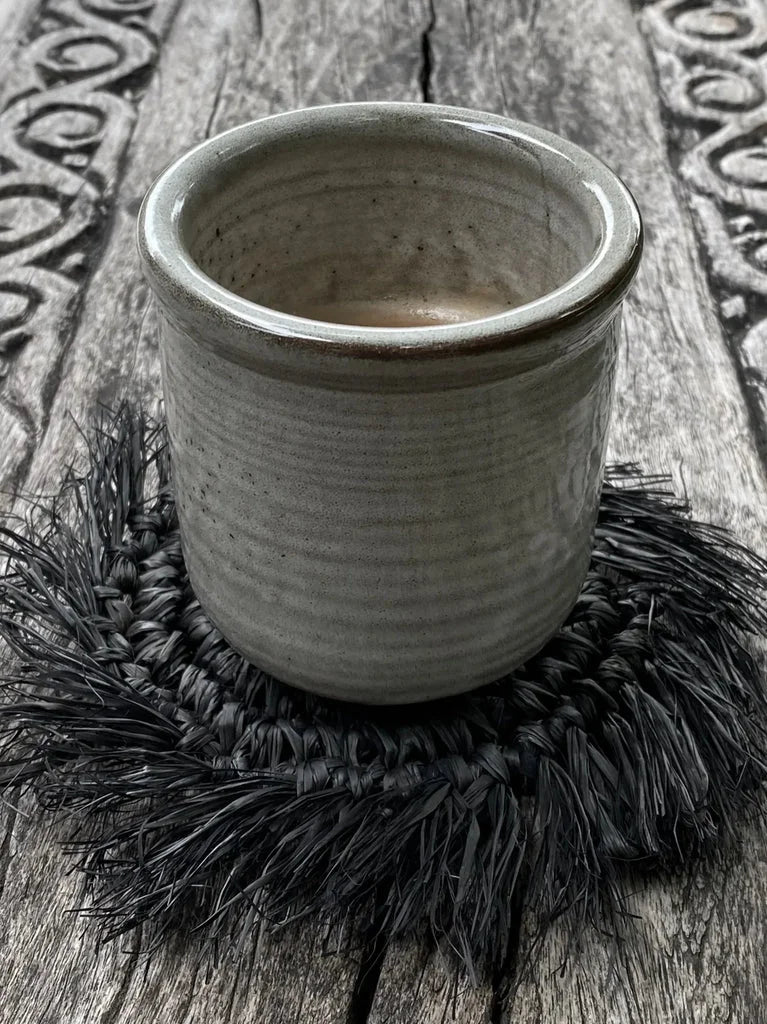 Pots en céramique gris pour le dessous de verre en raphia à franges noir