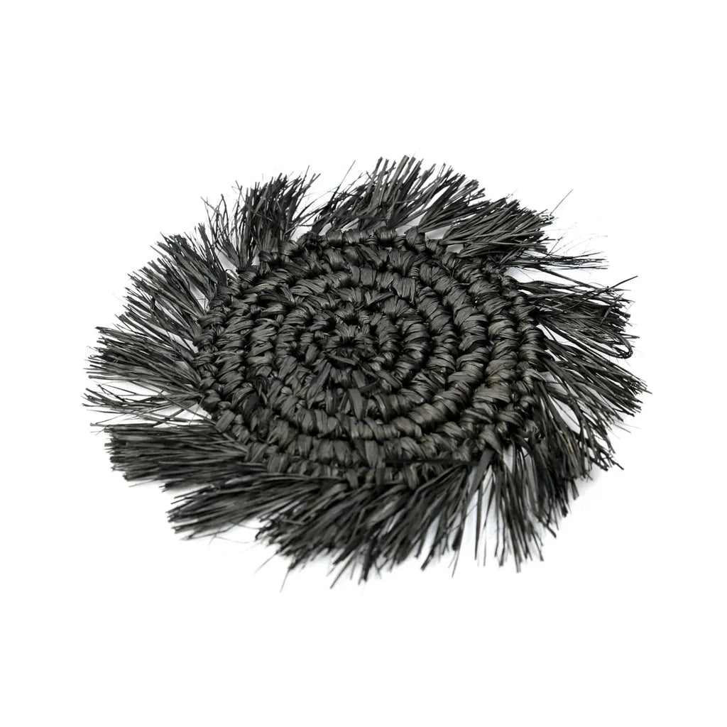 Sous-verre en raphia noir tressé avec franges pour une décoration élégante