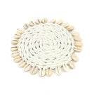 Dessous de verre rond en herbe marine et coquillages avec coquilles de cowrie Ø12 cm