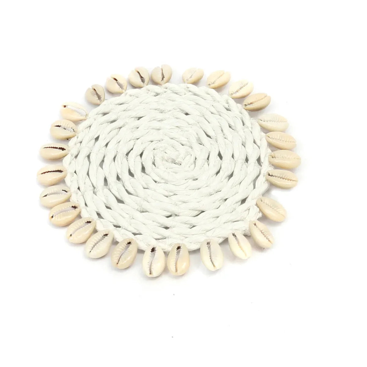 Dessous de verre rond en herbe marine et coquillages avec coquilles de cowrie Ø12 cm