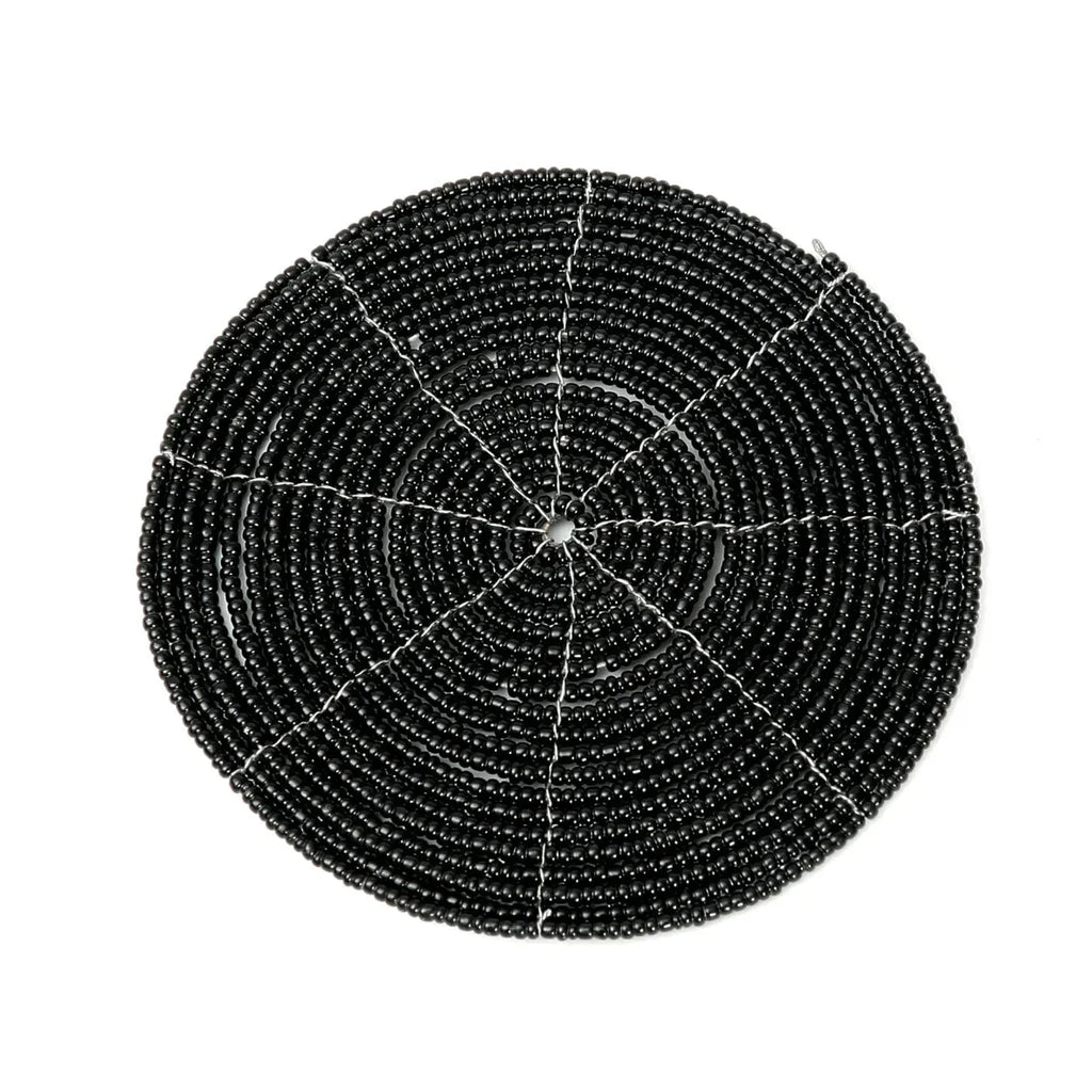 Dessous de verre rond en perles noires avec motif spirale et couture radiale
