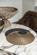 Dessous de verre rond en perles noires et dorées avec motif spirale pour décoration élégante