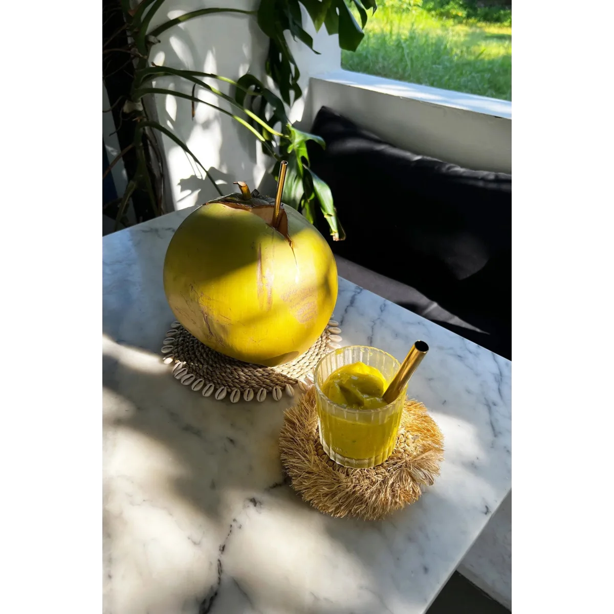 Dessous de verre rond en raphia naturel à franges solaires avec coco jaune et feuille verte