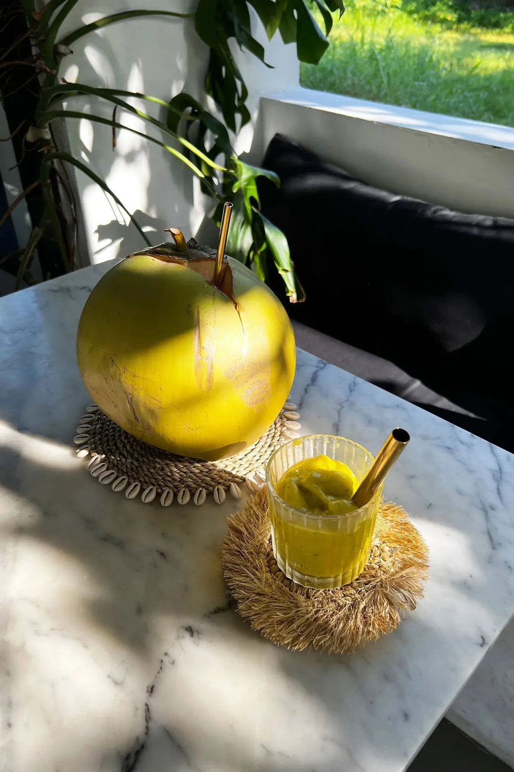 Dessous de verre rond en raphia naturel à franges solaires avec coco jaune et feuille verte