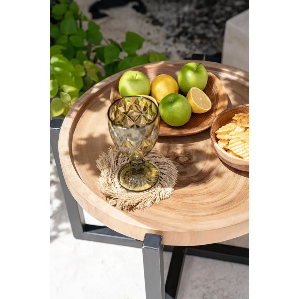 Plateau en bois avec bord tressé en raphia, pieds métalliques