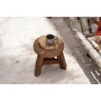 Tabouret en bois rustique avec tasse en métal et sous-verre en raphia frangé