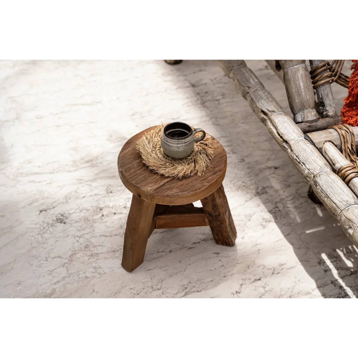Tabouret en bois rustique avec tasse en métal et sous-verre en raphia frangé