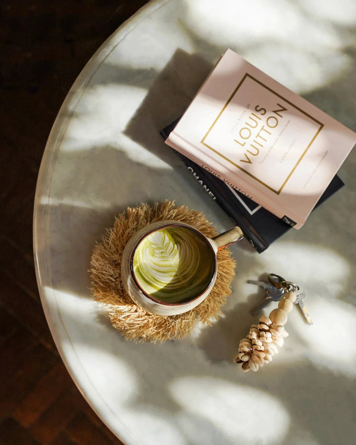 Tasse en céramique Louis Vuitton motif thé vert, dessous de verre rond en raphia naturel à franges solaires