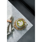 Tasse en céramique blanche pour matcha latte avec motif feuille de thé vert sur mousse, sur dessous de verre rond en raphia naturel à franges solaires