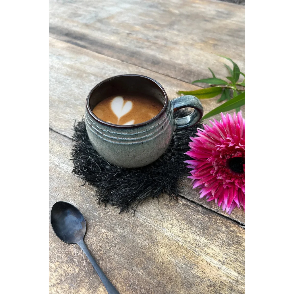Mug en céramique latte avec cœur en mousse, associé à un dessous de verre en raphia noir