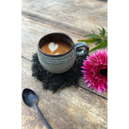 Mug en céramique latte avec cœur en mousse, associé à un dessous de verre en raphia noir