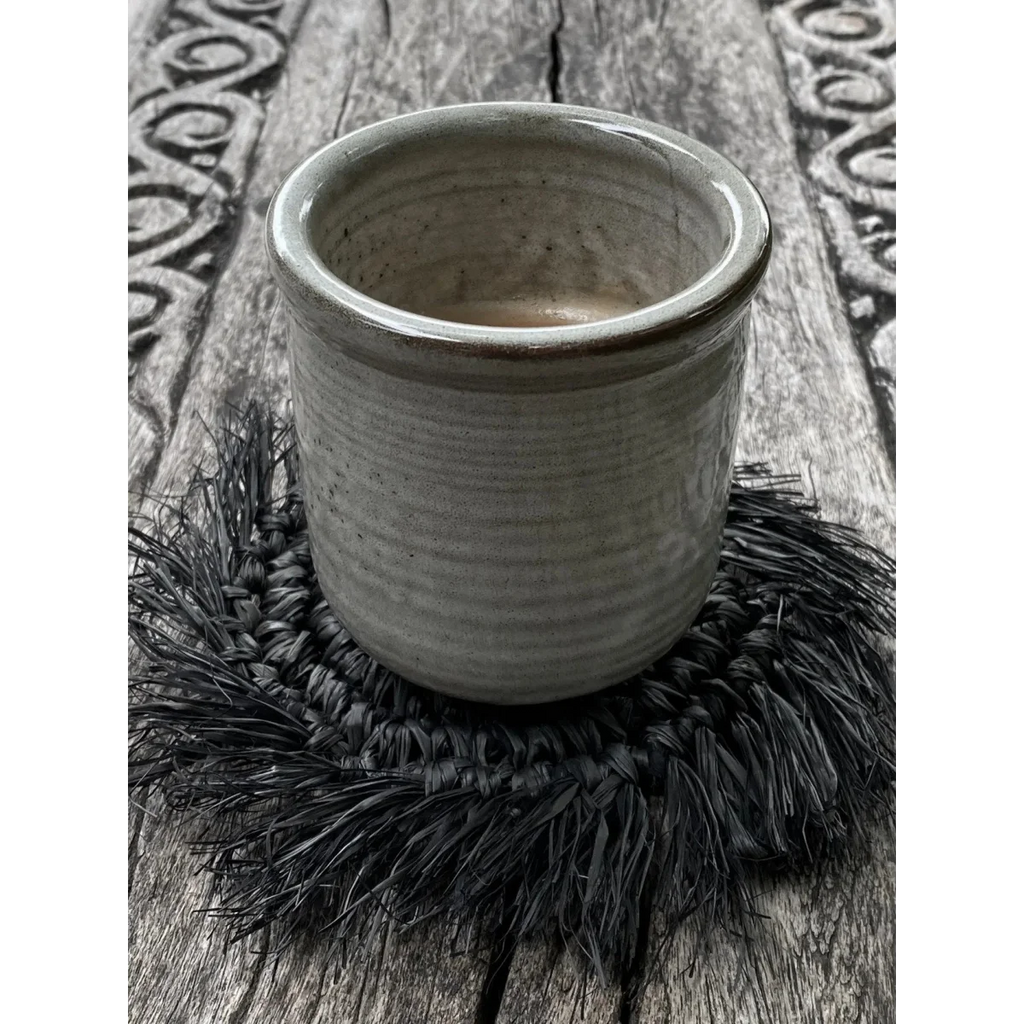 Pot en céramique gris clair cylindrique avec bord arrondi et rainures horizontales