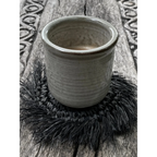 Pot en céramique gris clair cylindrique avec bord arrondi et rainures horizontales