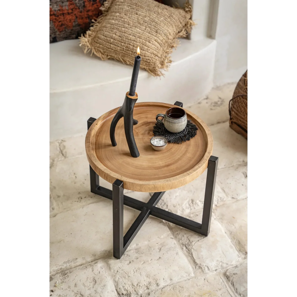 Dessous de verre rond en raphia noir avec franges sur plateau en bois rond avec jambes en métal