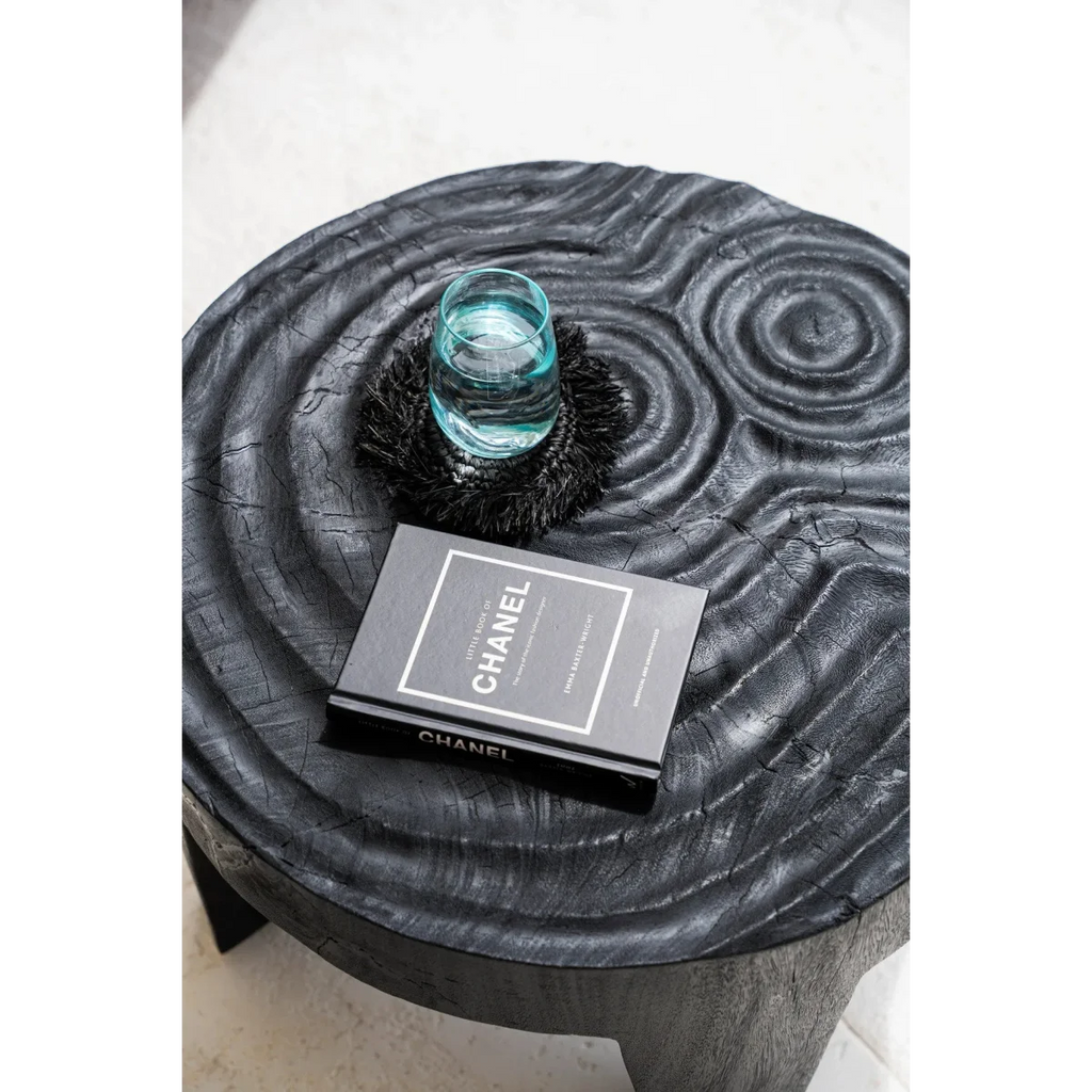 Table basse ronde en raphia noir texturé avec franges et trois jambes