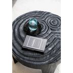 Table basse ronde en raphia noir texturé avec franges et trois jambes