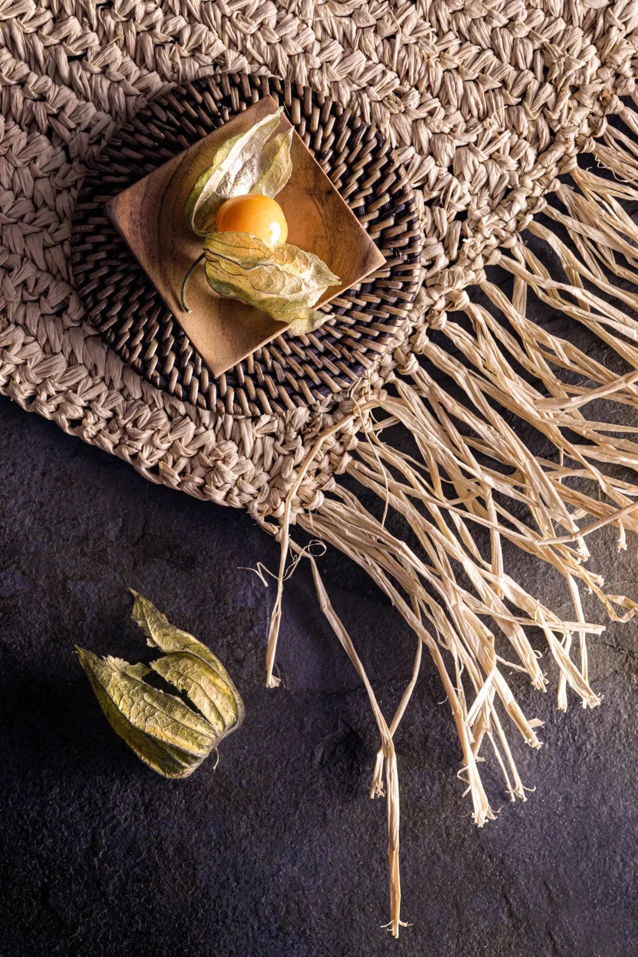 Ripe goldenberry with papery husk on small plate for Dessous de verre rond en rotin marron Ø11 cm