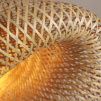Détail du tissage artisanal en bambou de la suspension multiple

