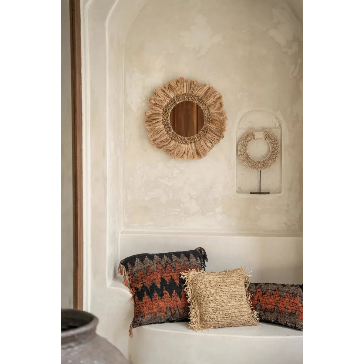 Miroir circulaire avec cadre en fibres naturelles et franges, élégant et naturel