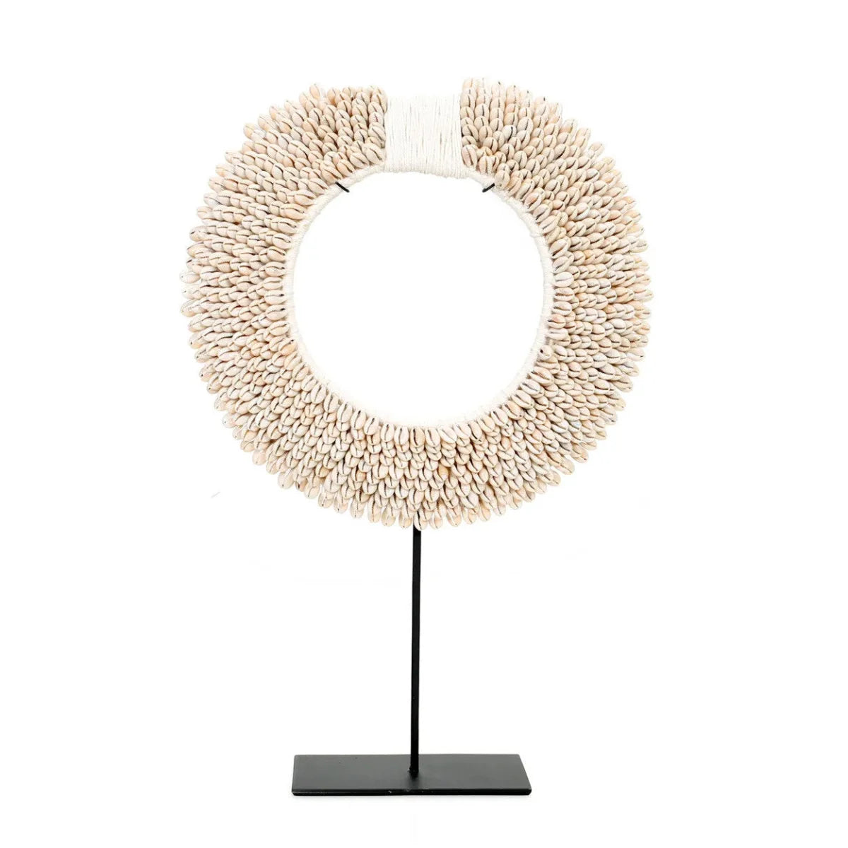 Disque décoratif en coquillages blancs sur socle en métal noir, décoration élégante