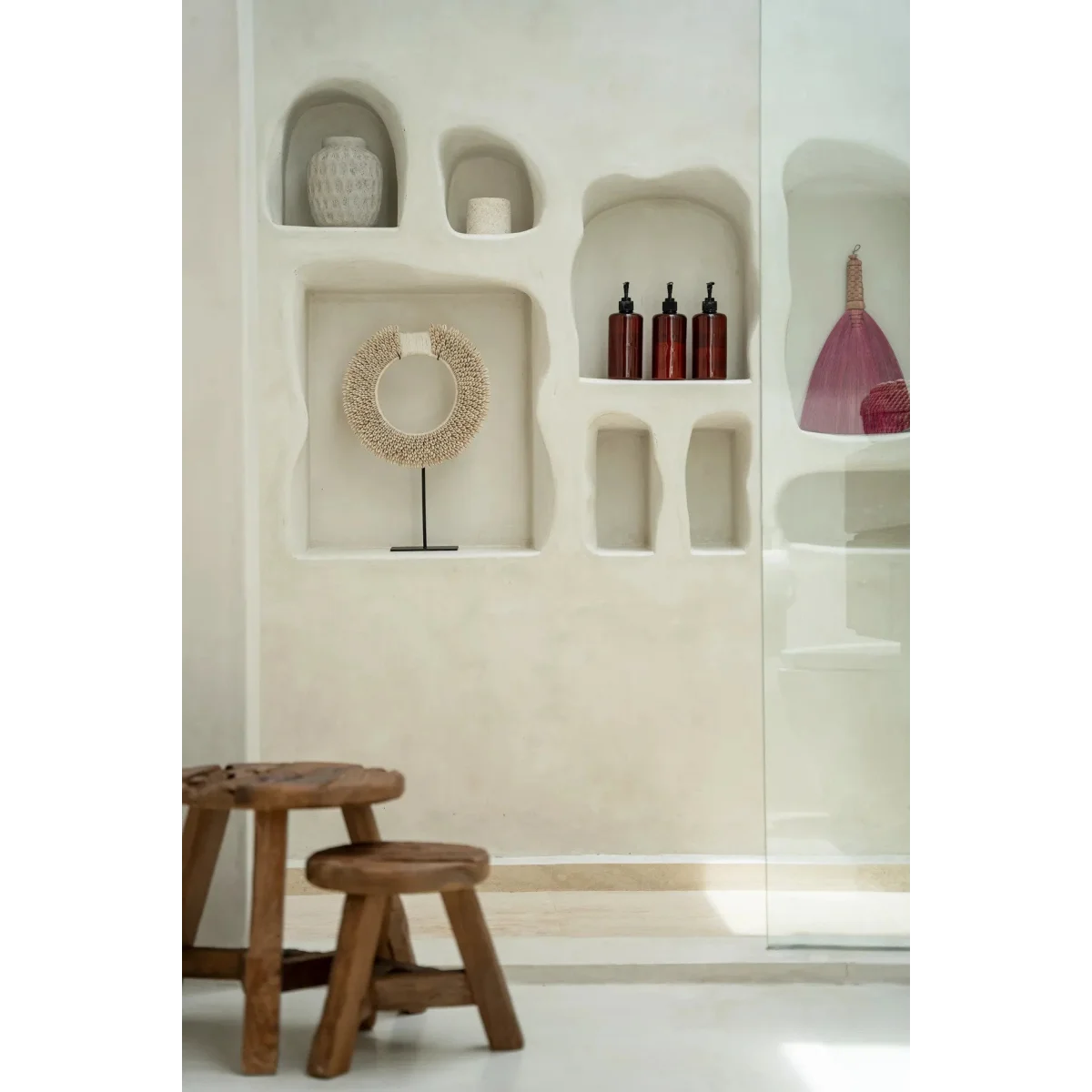 Étagère murale avec niches décoratives en coquillages blancs sur socle en métal noir