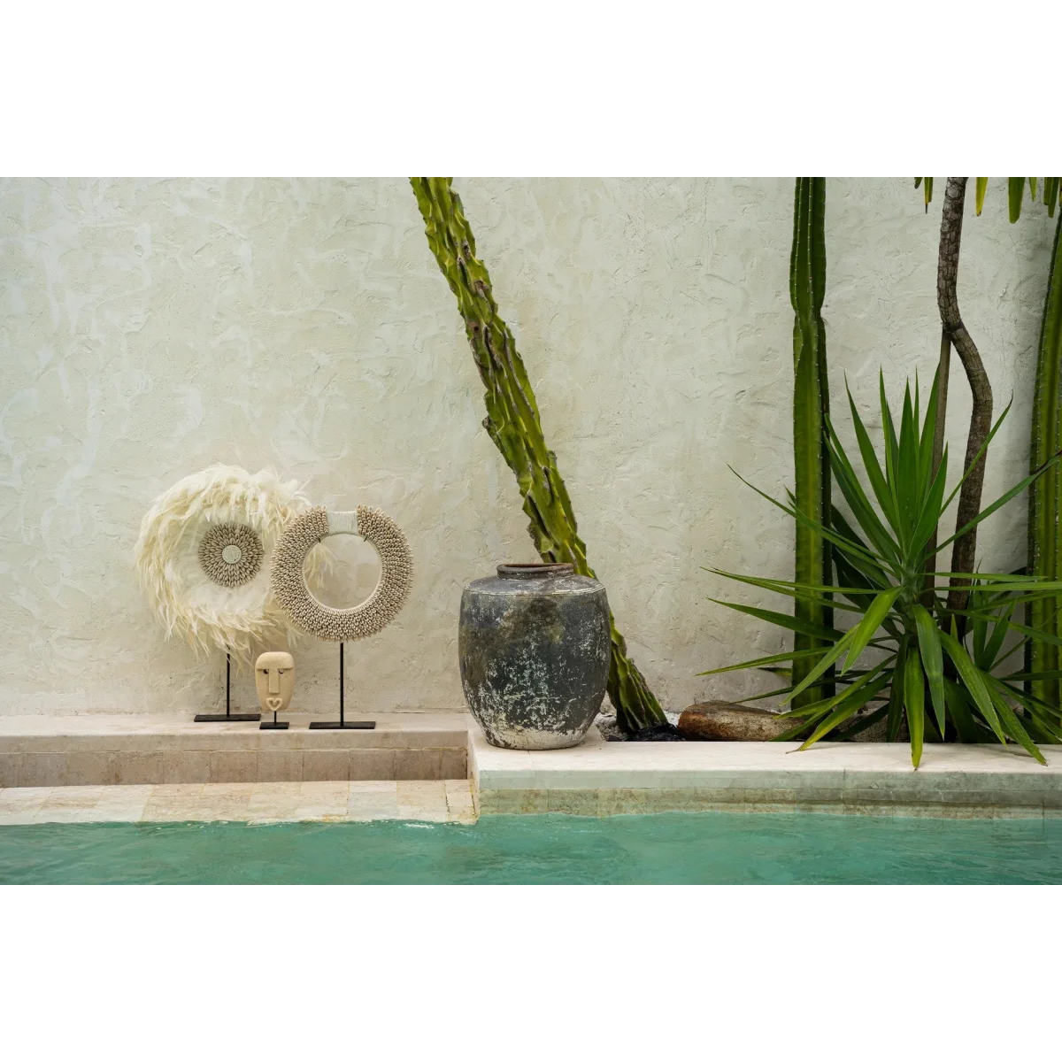 Décoratif en coquillages blancs avec visage sculpté et vase en céramique grise