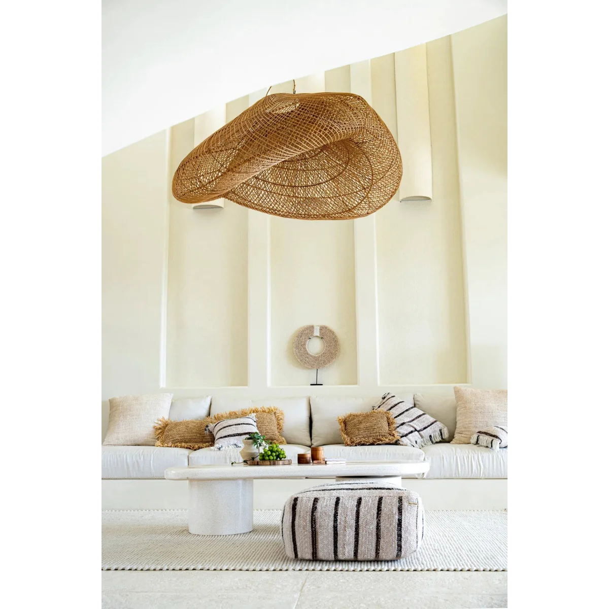 Luminaire suspendu en rotin tressé pour une décoration élégante et naturelle