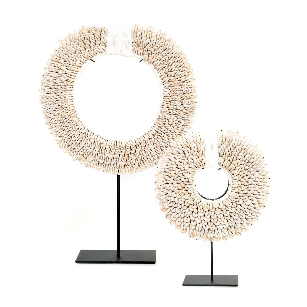Objet décoratif en coquillages blancs sur socle en métal noir