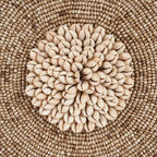 Disque décoratif en coquillages et perles sur socle noir