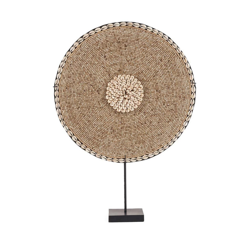 Disque décoratif en coquillages et perles sur socle noir