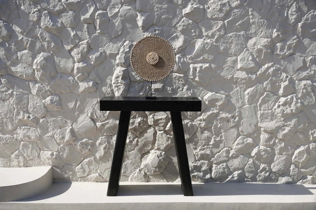 Disque décoratif en paille tressée avec nœud central sur socle noir