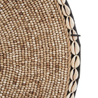 Disque décoratif en coquillages, perles beige et corde tressée sur socle noir