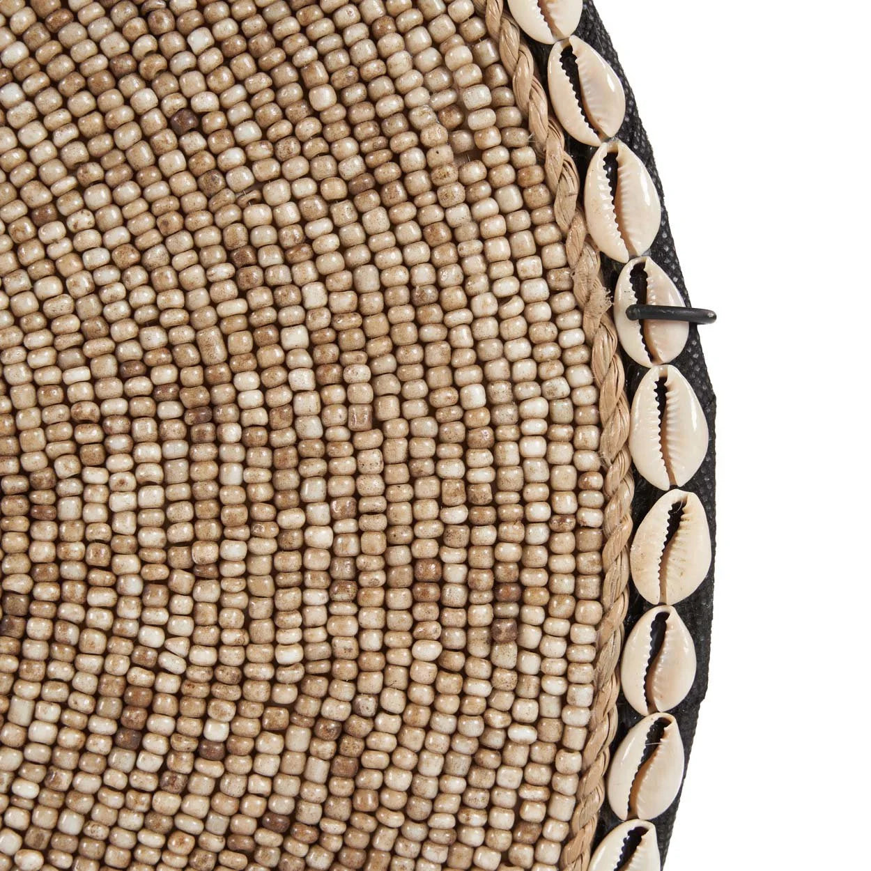 Disque décoratif en coquillages, perles beige et corde tressée sur socle noir