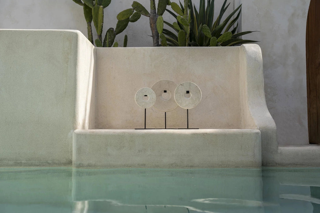 Trois disques décoratifs minimalistes en marbre blanc sur socle métal noir, H35 cm