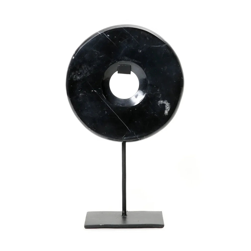 Disque décoratif en marbre noir sur socle métallique sombre, diamètre 35 cm