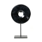 Disque décoratif en marbre noir sur socle métallique sombre, diamètre 35 cm