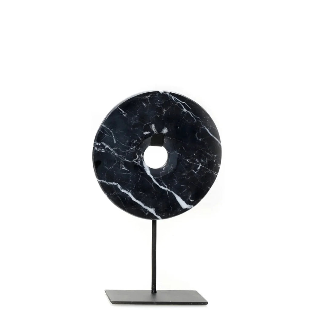 Sculpture en marbre noir en forme d’anneau sur socle, Disque décoratif Ø35 cm