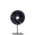 Sculpture en marbre noir en forme d’anneau sur socle, Disque décoratif Ø35 cm