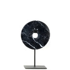 Sculpture en marbre noir en forme d’anneau sur socle, Disque décoratif Ø35 cm