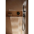 Système de douche noir moderne avec tête de douche à main sur un socle en marbre noir